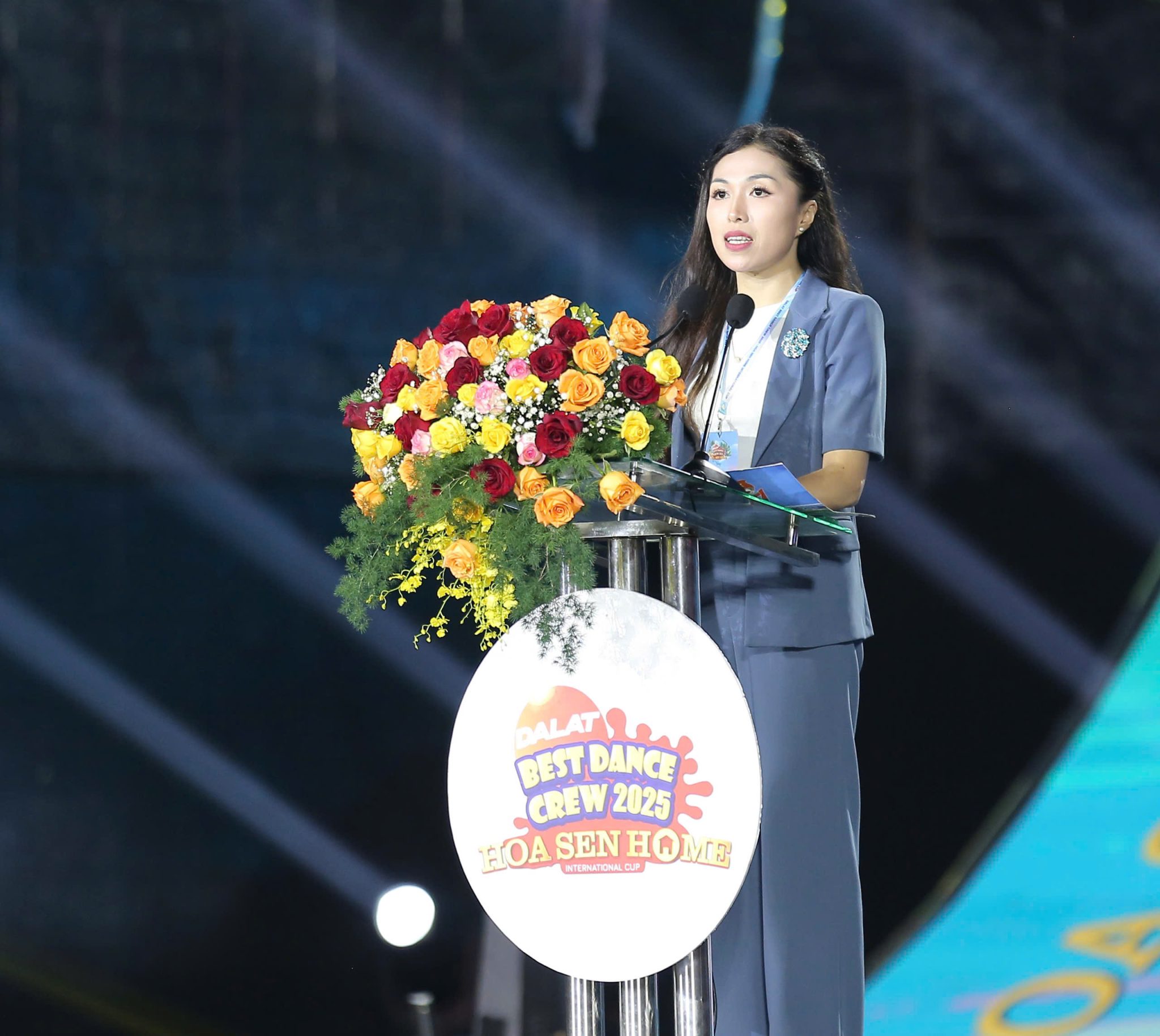 Bà Trần Diệp Mỹ Dung – Phó Bí thư Tỉnh Đoàn, Chủ tịch Hội đồng Đội tỉnh Lâm Đồng ghi nhận thành công của Dalat Best Dance Crew – Hoa Sen Home International Cup qua các mùa giải.